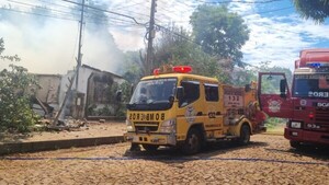 Fuego provocado por un cortocircuito consume una vivienda en Ciudad del Este
