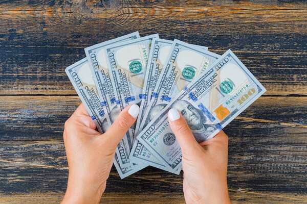 Baja del dólar se acentúa y cotización ya cerró por debajo de G. 6.500 ayer - Economía - ABC Color