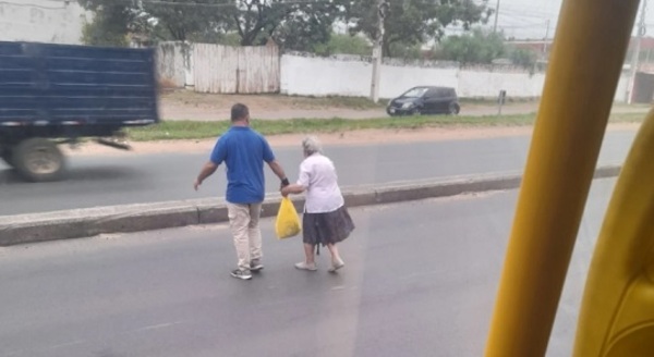 Chofer asistió a abuela para cruzar la ruta