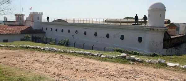 Dos allanamientos simultáneos permiten incautación de celulares en penitenciarías de Emboscada y Encarnación