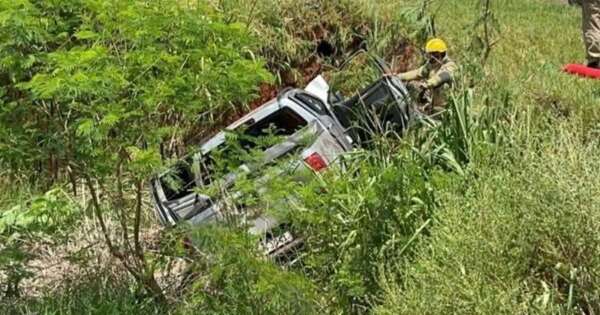 La Nación / Camioneta con chapa paraguaya volcó en Brasil: hay un fallecido y una mujer herida