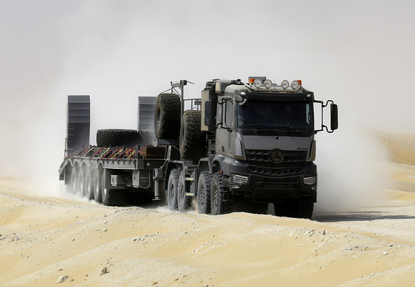 Daimler Truck refuerza su presencia en el sector de defensa con la exhibición de las series Arocs y Zetros - Amigo Camionero