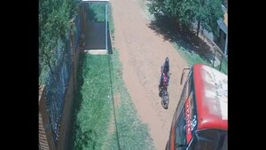 Herrero quedó debajo de un micro y se salvó de milagro