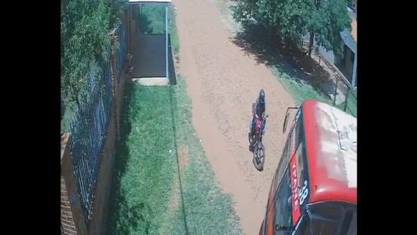 Herrero quedó debajo de un micro y se salvó de milagro