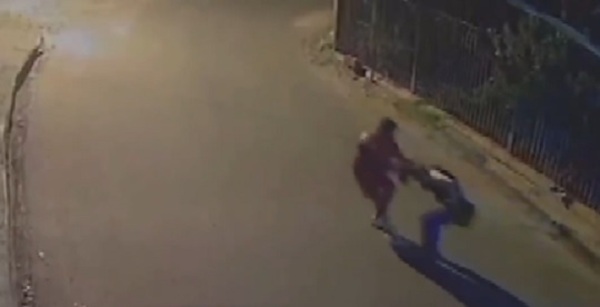 Delincuente golpeó y arrastró a una mujer durante un asalto callejero