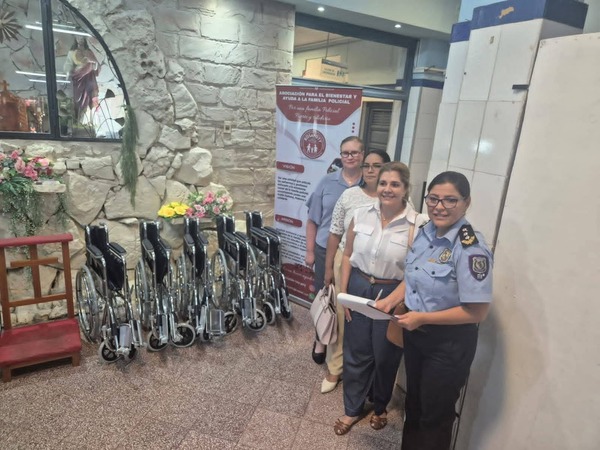 Popular / Hospital de Policía: Entregan 10 sillas de ruedas