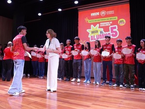 UNAE entregó más de 40 becas en su Programa de Excelencia Académica 2026