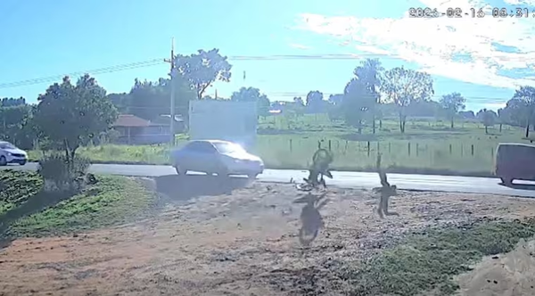 Niño en moto sufre aparatoso accidente tras maniobra imprudente en Vaquería - Noticiero Paraguay