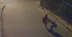 Delincuente golpeó y arrastró a una mujer durante un asalto callejero