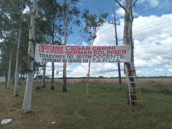 Docentes declaran personas no gratas a diputados cartistas a través de pasacalles en los accesos a Coronel Bogado - Política - ABC Color