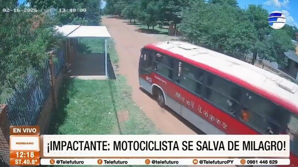 ¡Impactante! Motociclista se salva de milagro