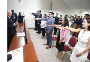 Ministro Benítez Riera tomó juramento a nuevos actuarios judiciales para Capital y Caazapá