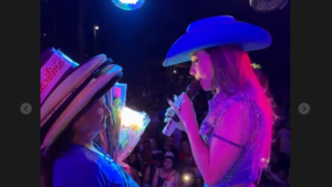 Marilina visualiza trabajo de una vendedora durante su concierto