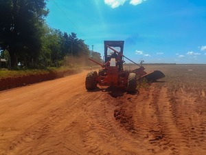 Mantenimiento de caminos vecinales avanza en siete municipios de Itapúa