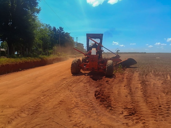 Mantenimiento de caminos vecinales avanza en siete municipios de Itapúa