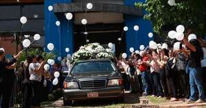 La Nación / Alumnos de la Facultad Politécnica de la UNA dan el último adiós al Ing. Kanazawa