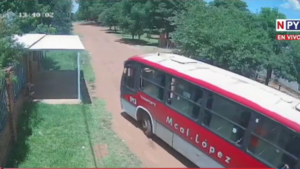 Video: Motociclista se salvó de milagro tras quedar bajo las ruedas de un colectivo