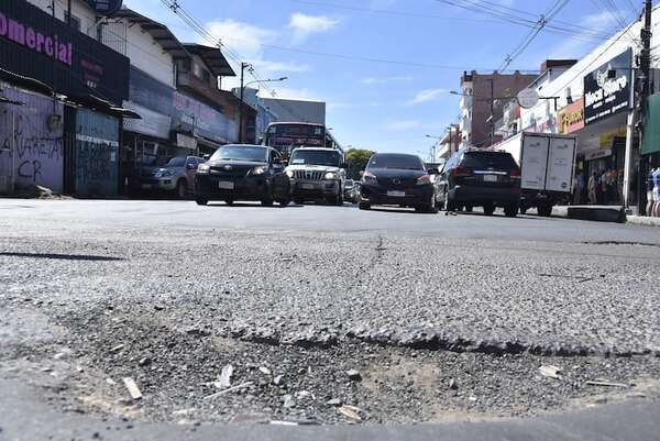 Crisis vial en Asunción: Bello mantiene avenidas destruidas en zonas claves de la capital - Nacionales - ABC Color