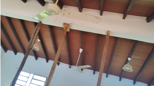 Padres reportan escuelas con riesgo de derrumbe y agujeros en el techo