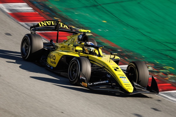 Popular / Joshua, en el top 3 en su debut con el auto de Invicta Racing