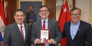 José Duarte presenta libro sobre el Partido Colorado a Horacio Cartes - ADN Digital