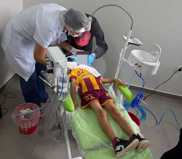 Odontólogos brindan asistencia gratuita a sectores vulnerables en Ciudad del Este - ABC en el Este - ABC Color