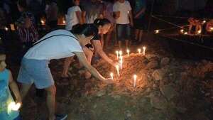 San Lorenzo: con velas encendidas, un centenar de personas oró por Tobías  - Nacionales - ABC Color