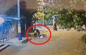 Luque: motochorros derriban y golpean brutalmente a trabajador para robarle la motocicleta - Policiales - ABC Color