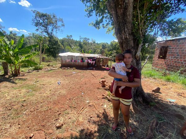 Joven Madre quedó en la calle con sus dos hijos en Cambyretã y pide Ayuda Urgente