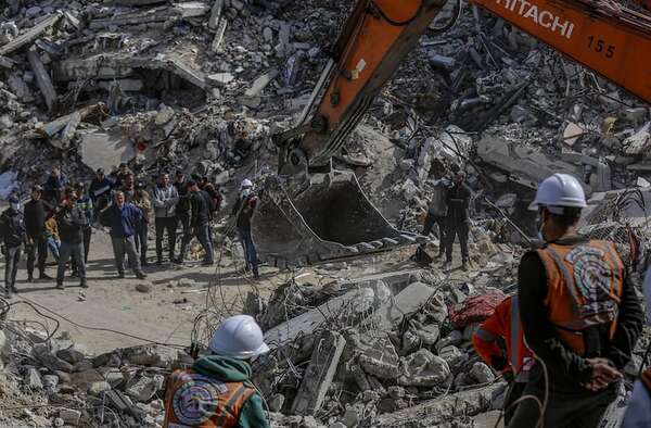 Rescatistas remueven los escombros de Gaza en busca de miles de cadáveres sepultados - Mundo - ABC Color