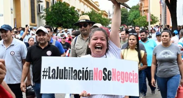 Senado recibirá hoy a maestros para analizar cambios en la Caja Fiscal