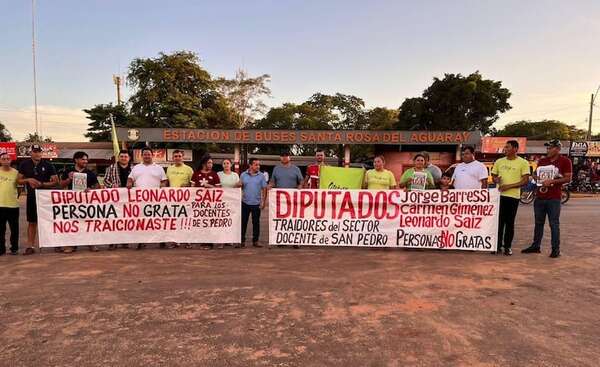 Docentes escrachan a diputados sampedranos y continúan en alerta por reforma jubilatoria - Nacionales - ABC Color