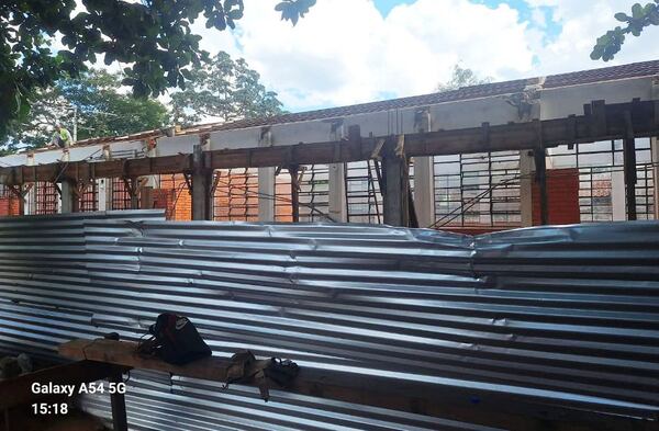 Escuela sin techo y niños empezarán clases bajo árboles •