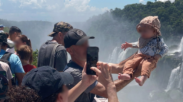 Levantaron a un bebé sobre la baranda de seguridad en plena Garganta del Diablo