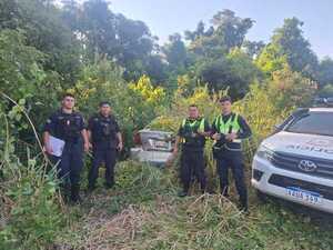 VEHÍCULO ROBADO EN MARIA AUXILIADORA FUE RECUPERADO EN ZONA BOSCOSA DE CAAZAPÁ