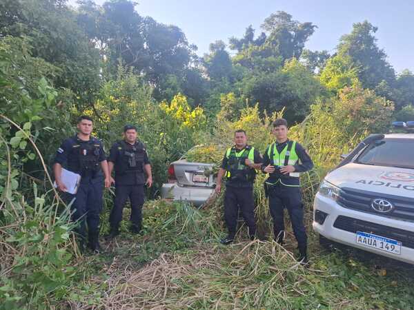 VEHÍCULO ROBADO EN MARIA AUXILIADORA FUE RECUPERADO EN ZONA BOSCOSA DE CAAZAPÁ