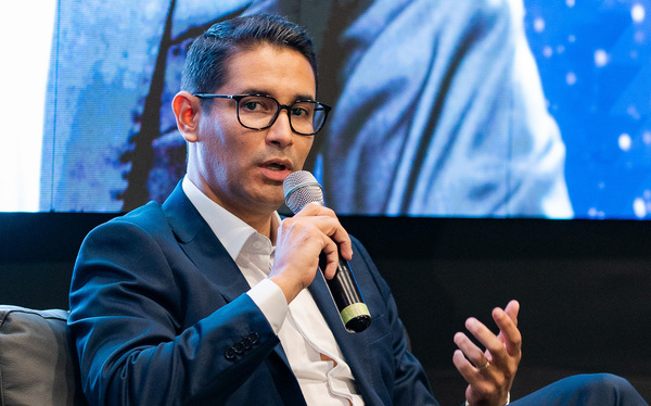 Fusión banca–bursátil impulsa la expansión de las empresas, confirma economista