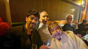 Equipo de Narciso brinda luego del estreno en la Berlinale