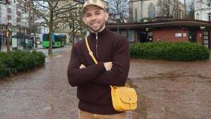 Julio Enciso posa con bolso femenino en las calles de Alemania