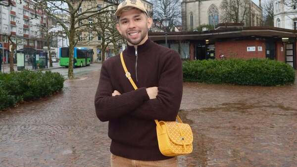 Julio Enciso posa con bolso femenino en las calles de Alemania