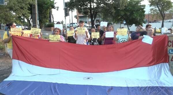 Essap: Bañadenses exigen agua potable y culpan a “Luifer” de politizar el servicio - Nacionales - ABC Color