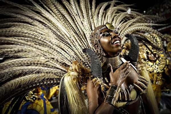 El sambódromo celebra la raíz africana de Brasil en los últimos desfiles del carnaval - Cultura - ABC Color