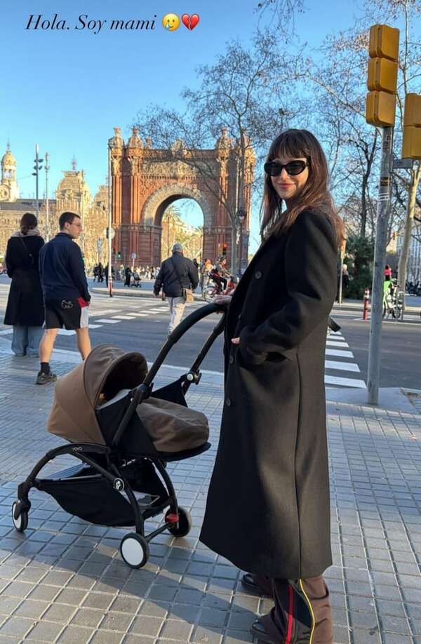 Úrsula Coberó paseó con Dante por Barcelona - Gente - ABC Color