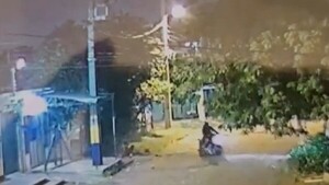 Video: Motochorros golpean brutalmente a un delivery para robarle su motocicleta en Luque