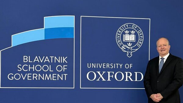 En medio de rumores de salida, Fernández diserta en Oxford y la LSE