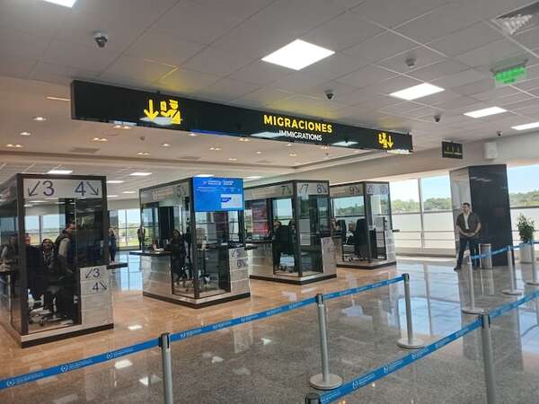 Denuncian detención irregular en el aeropuerto por error de Migraciones - Nacionales - ABC Color