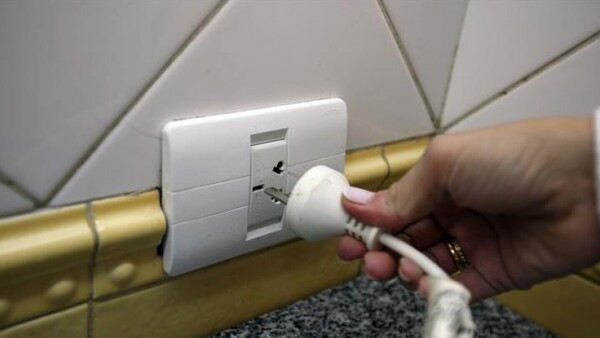 Apagón general: técnicos advierten sobre daños por picos de tensión