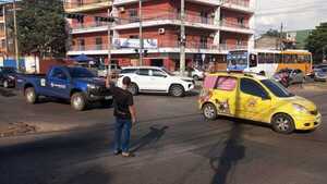Ante el caos vehicular por el corte de luz, particulares dirigen el tránsito en algunos puntos de Asunción