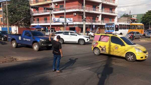 Ante el caos vehicular por el corte de luz, particulares dirigen el tránsito en algunos puntos de Asunción