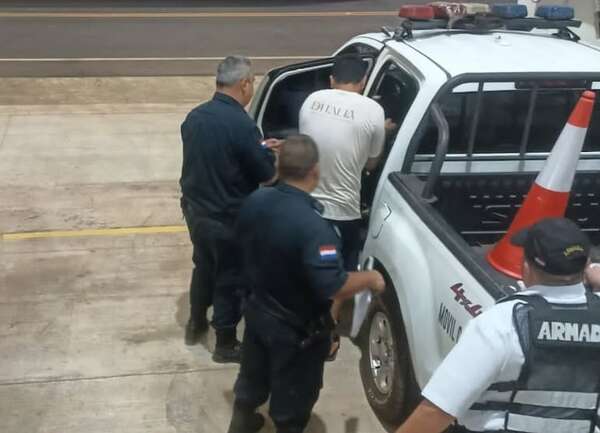 Aprehenden a camionero que intentó salir del país con una adolescente de 16 años  - ABC en el Este - ABC Color